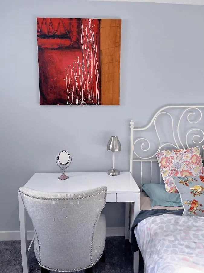 Elegant Garden Suite&2Mins Bus Station Close Lrt& Free Parking Calgary Guest house