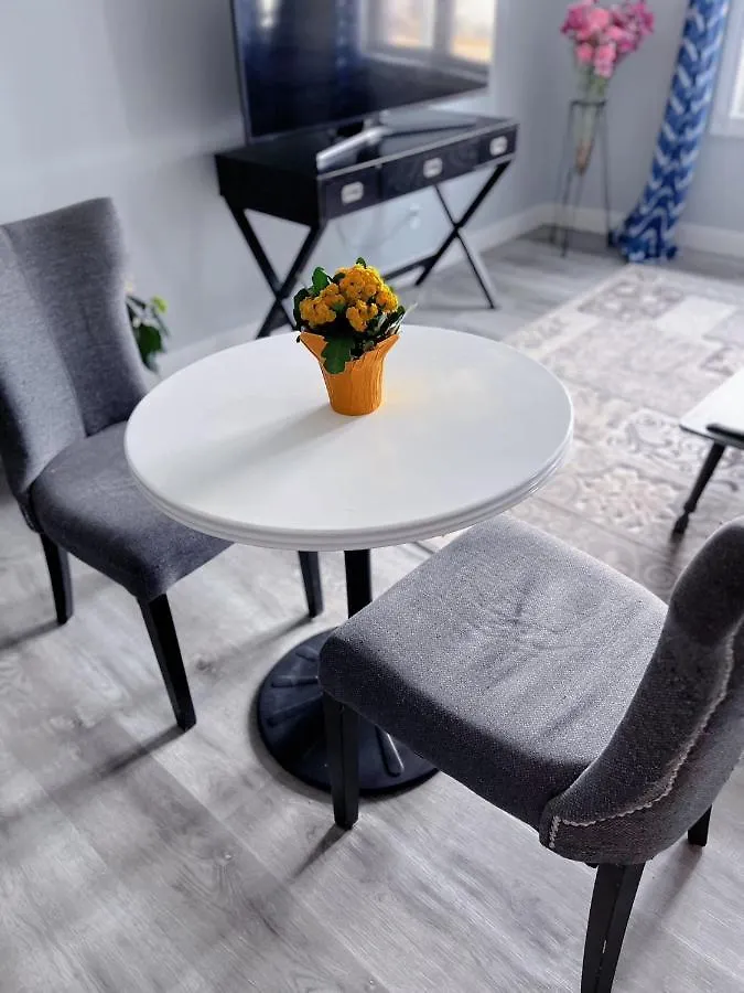 Elegant Garden Suite&2Mins Bus Station Close Lrt& Free Parking Калгари 0*,  Канада