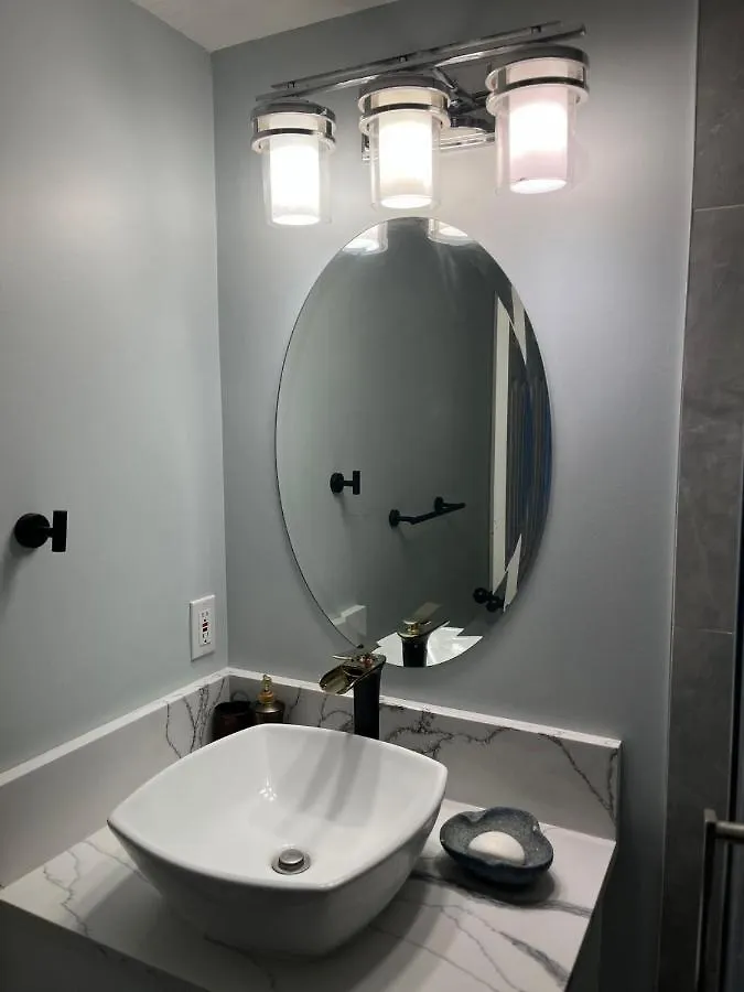 Гостевой дом Elegant Garden Suite&2Mins Bus Station Close Lrt& Free Parking Калгари