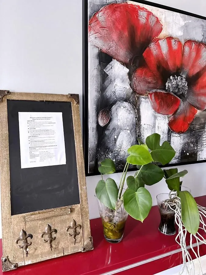 Гостевой дом Elegant Garden Suite&2Mins Bus Station Close Lrt& Free Parking Калгари
