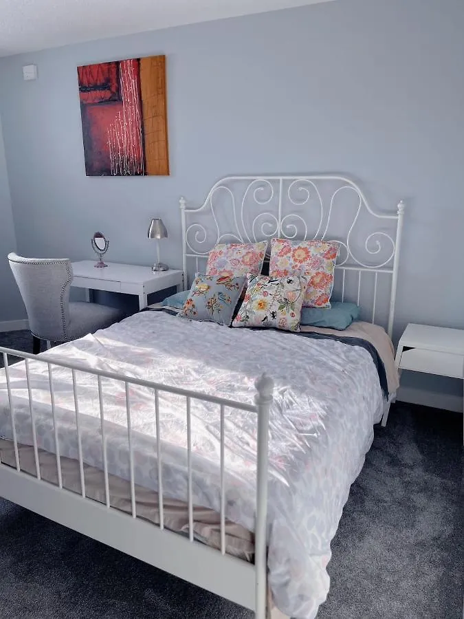Elegant Garden Suite&2Mins Bus Station Close Lrt& Free Parking Калгари